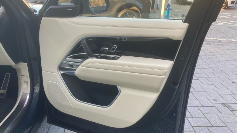 Land Rover Range Rover 3.0 D300 SE 4dr Auto Diesel Estate